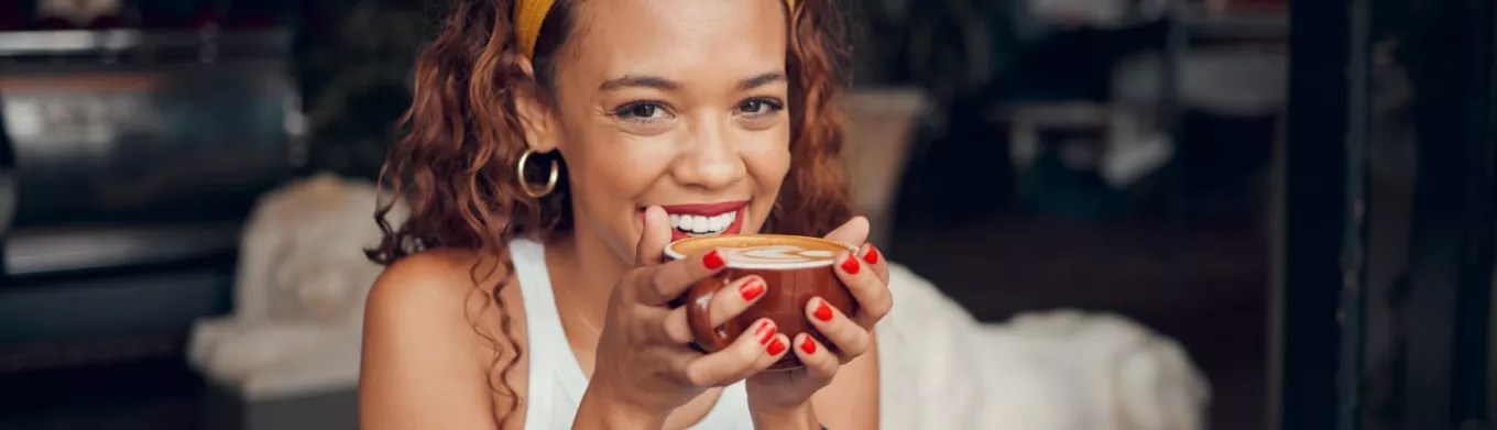 Une jeune fille qui boit un café